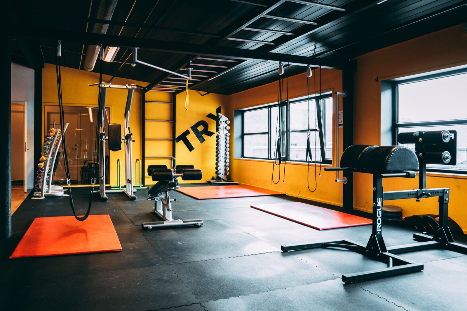 TRX-rommet med slynger i taket og gule vegger